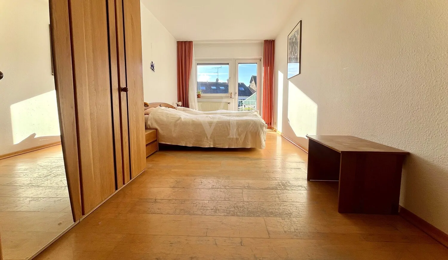 Großzügiges Schlafzimmer