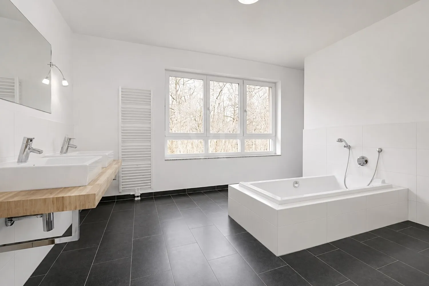 Lichtdurchflutetes Badezimmer