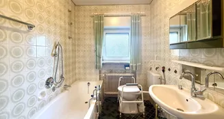 von_poll_real_estate_property_26082001_image_15