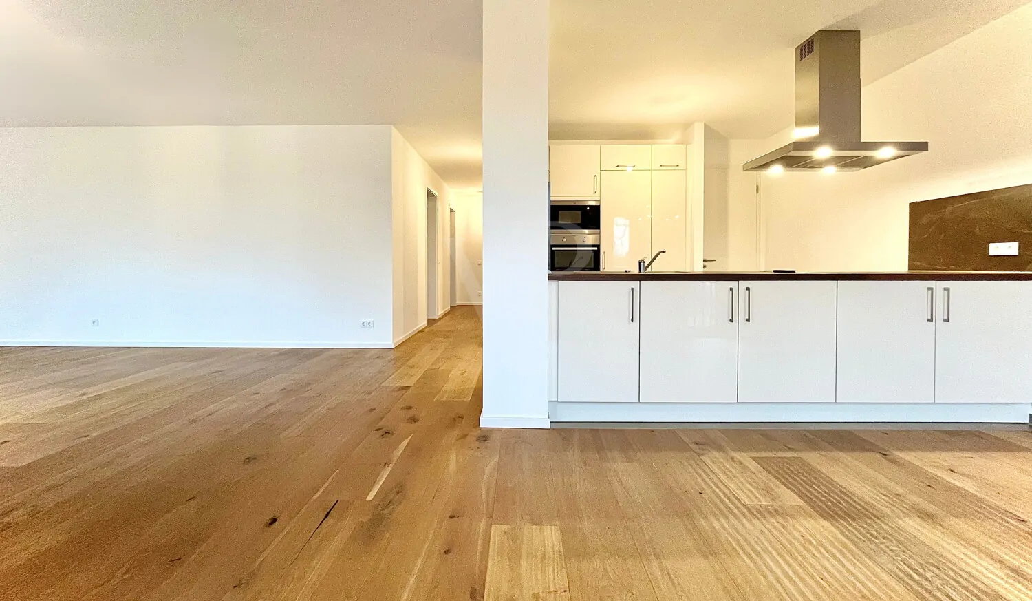 Wohn- und Essbereich mit offener Küche