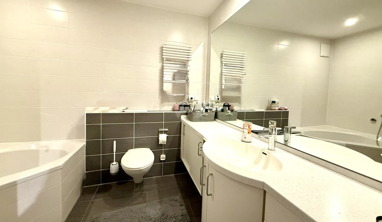 Großzügiger Waschtisch