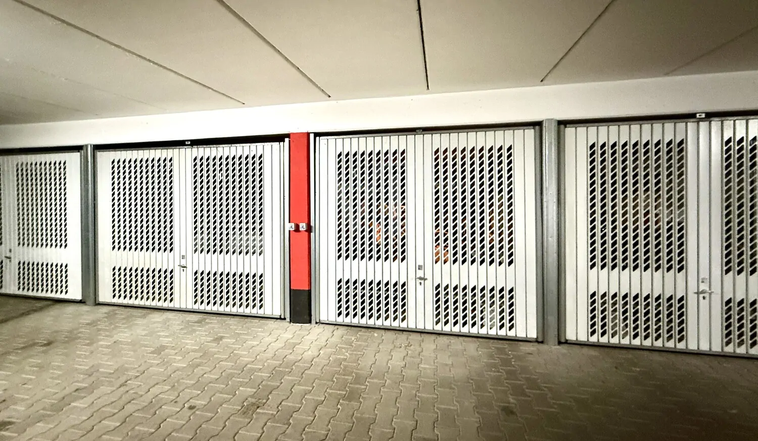 Einzelgarage mit elektrischem Tor