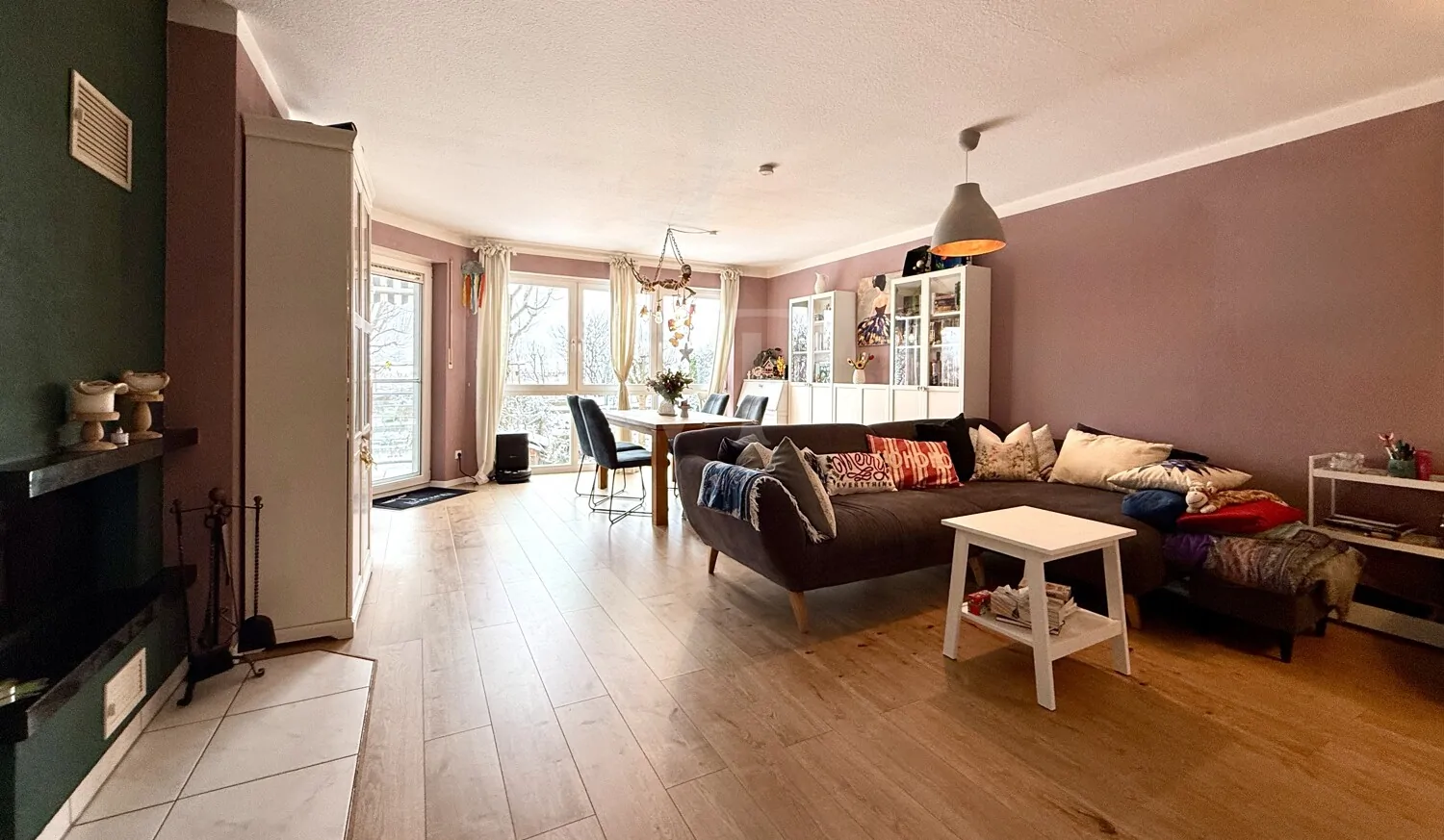 Wohn- und Esszimmer mit Kamin