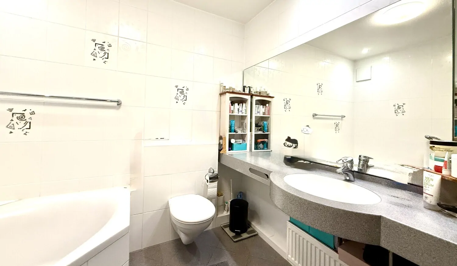 Bad mit Wanne und Dusche