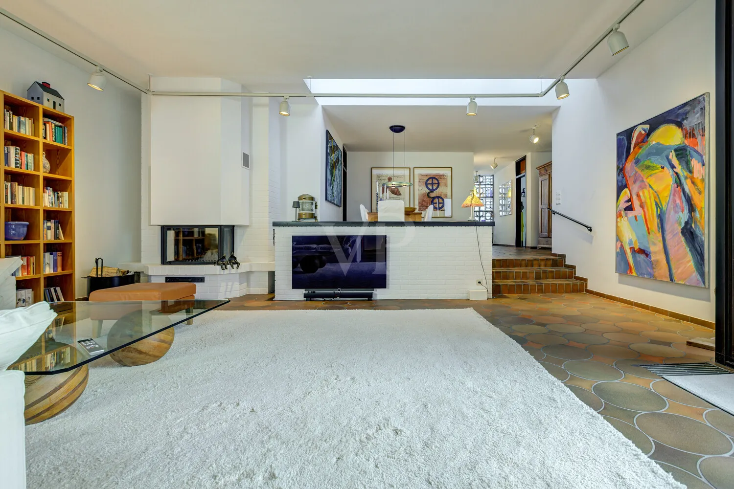 Offener Wohnbereich mit Kamin