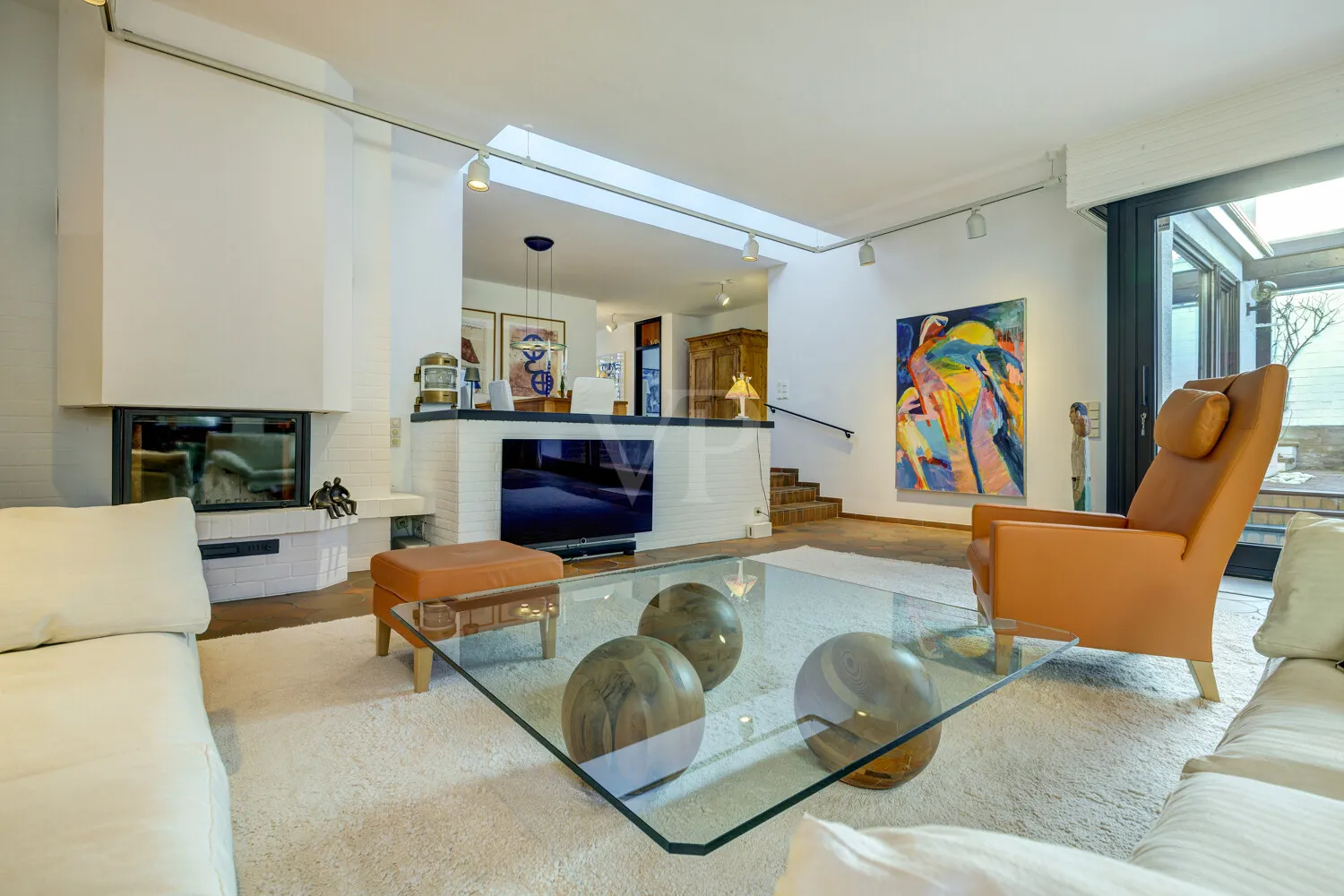 Offener Wohnbereich mit Kamin