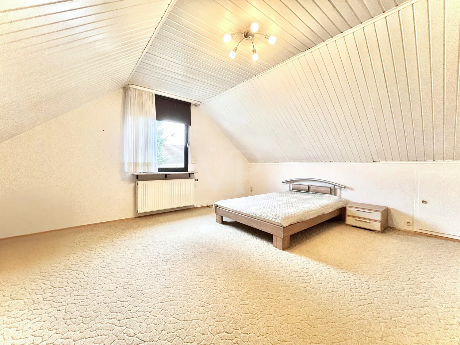 Großzügiges Schlafzimmer