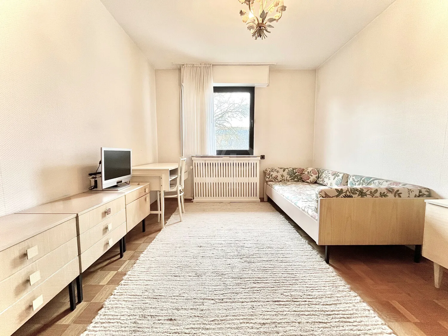 Helles Arbeitszimmer