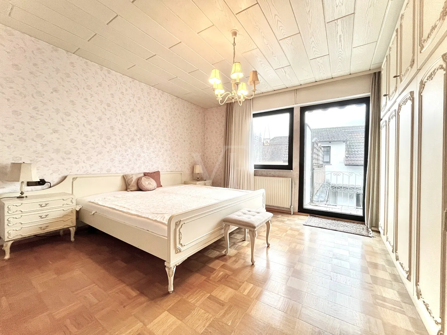 Schlafzimmer mit Balkonzugang