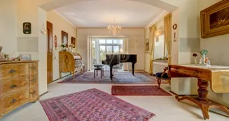 von_poll_real_estate_property_26082015_image_0