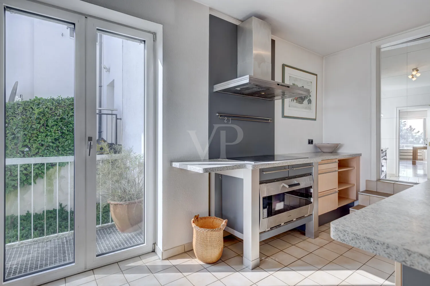 Helle Küche mit kleinem Balkon