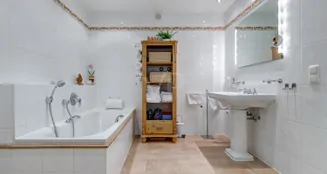 von_poll_real_estate_property_26082025_image_6