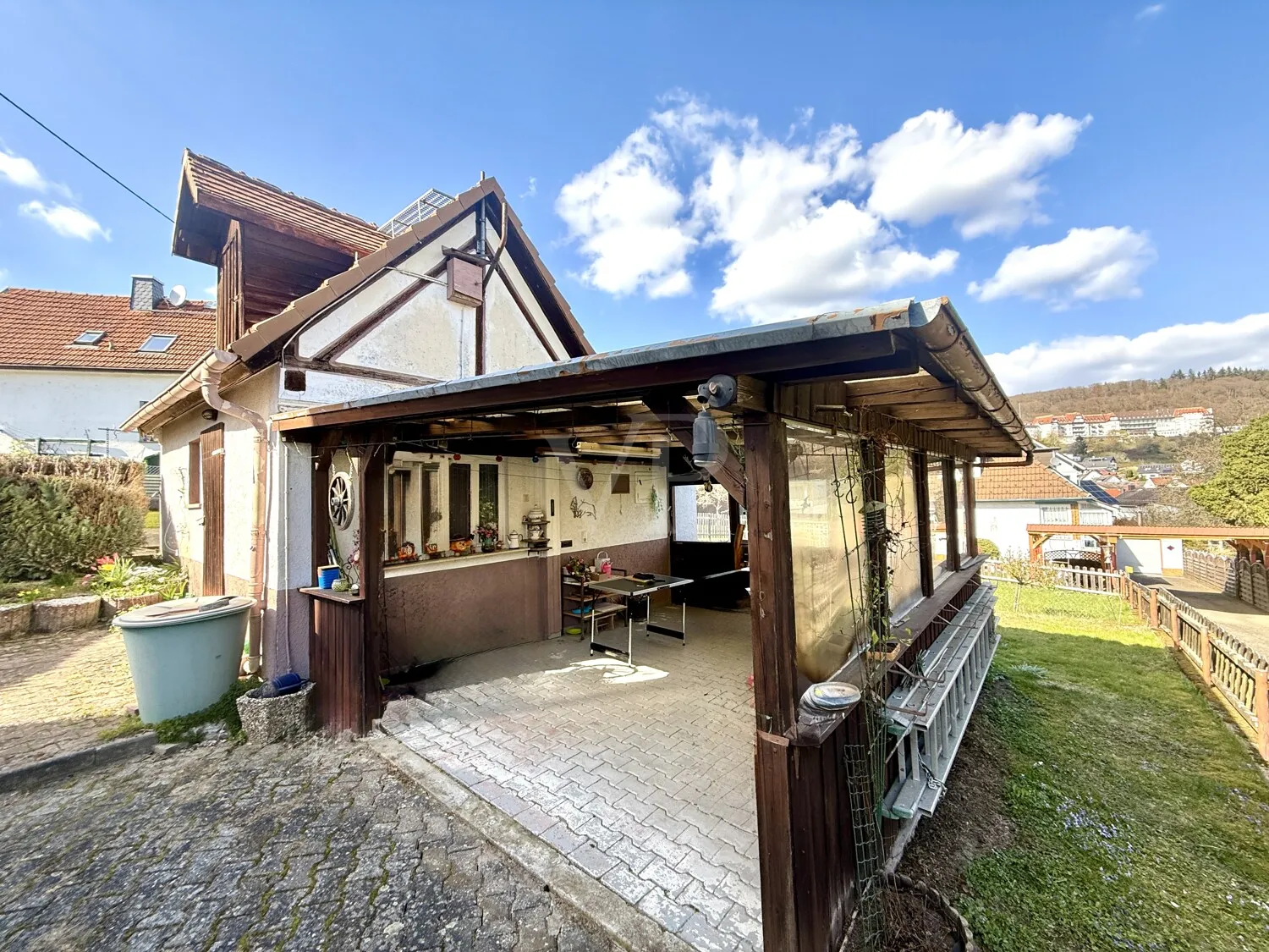 Nebengelass mit Werkstatt und Terrasse