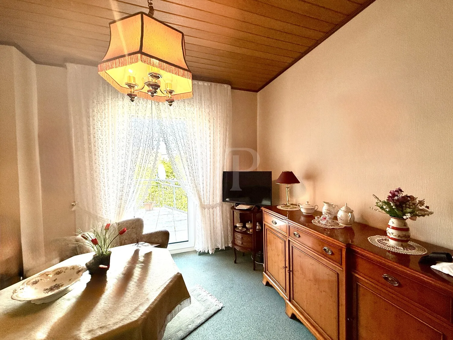 Zimmer mit Balkonzugang