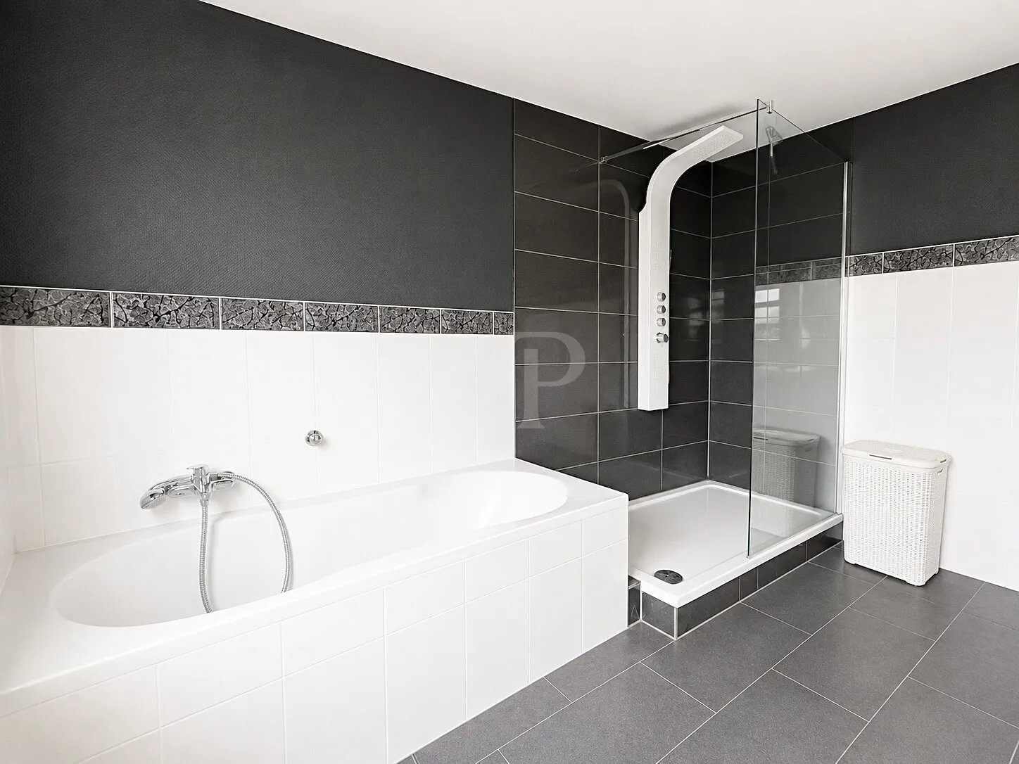Modernes Badezimmer