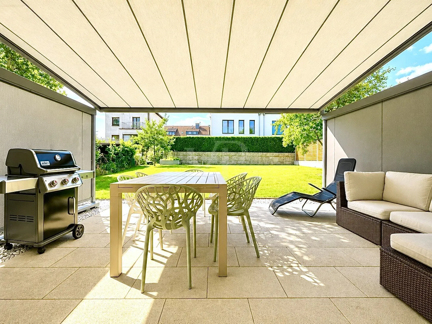 Überdachte Gartenterrasse