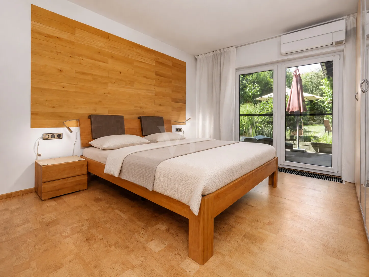 Schlafzimmer mit Gartenzugang