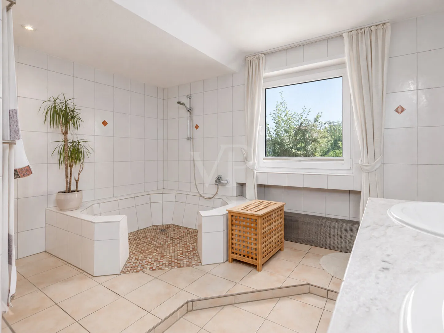 Großzügiges Bad mit bodengleicher Dusche