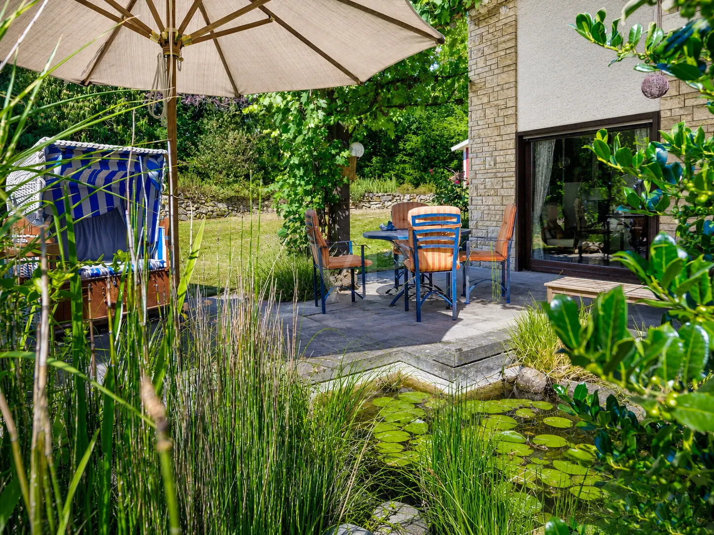 Wasserbecken an der Terrasse