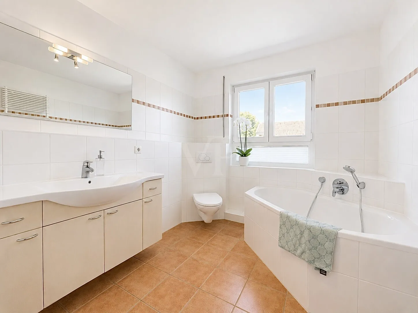Helles Badezimmer