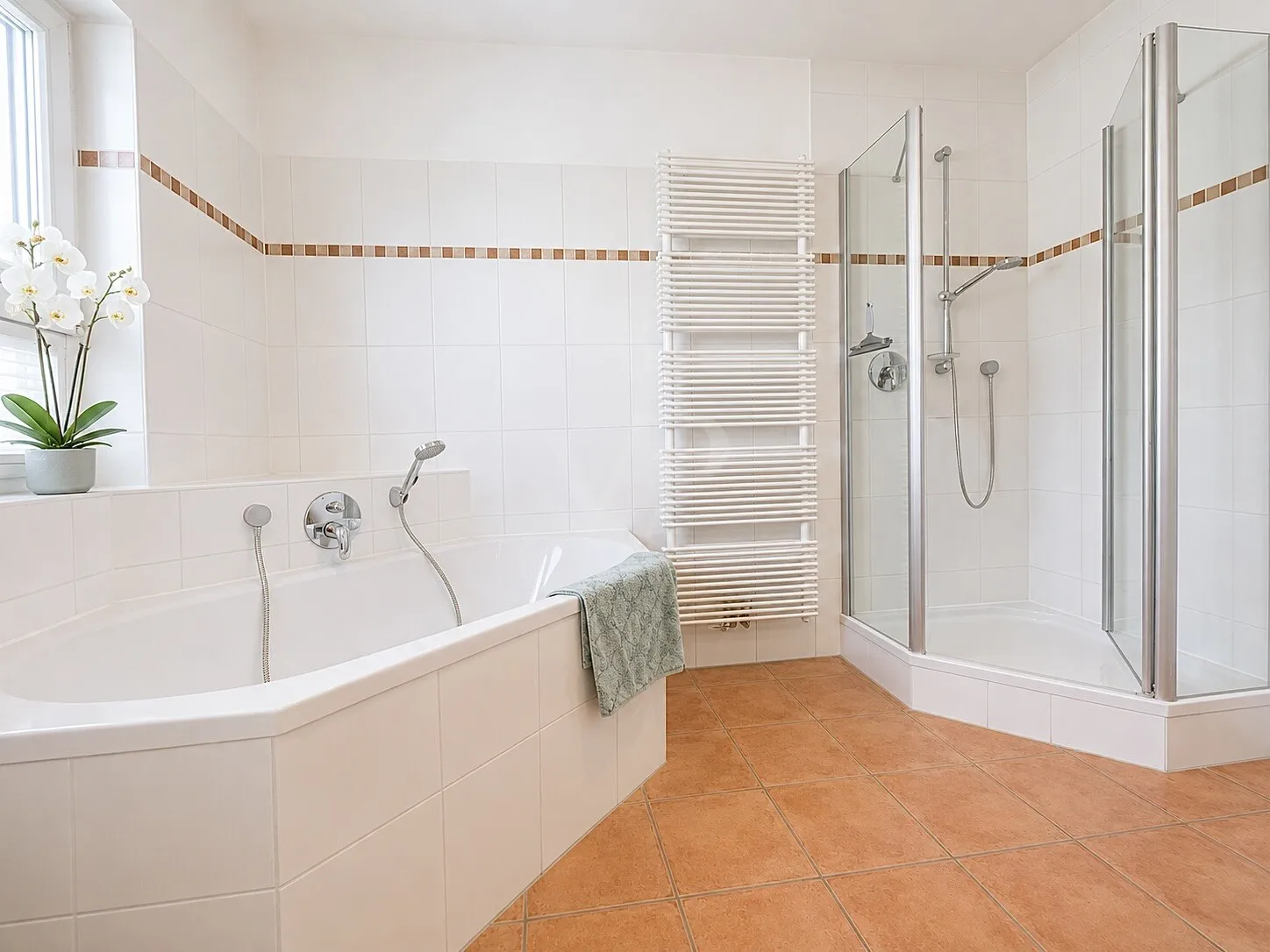 Helles Badezimmer