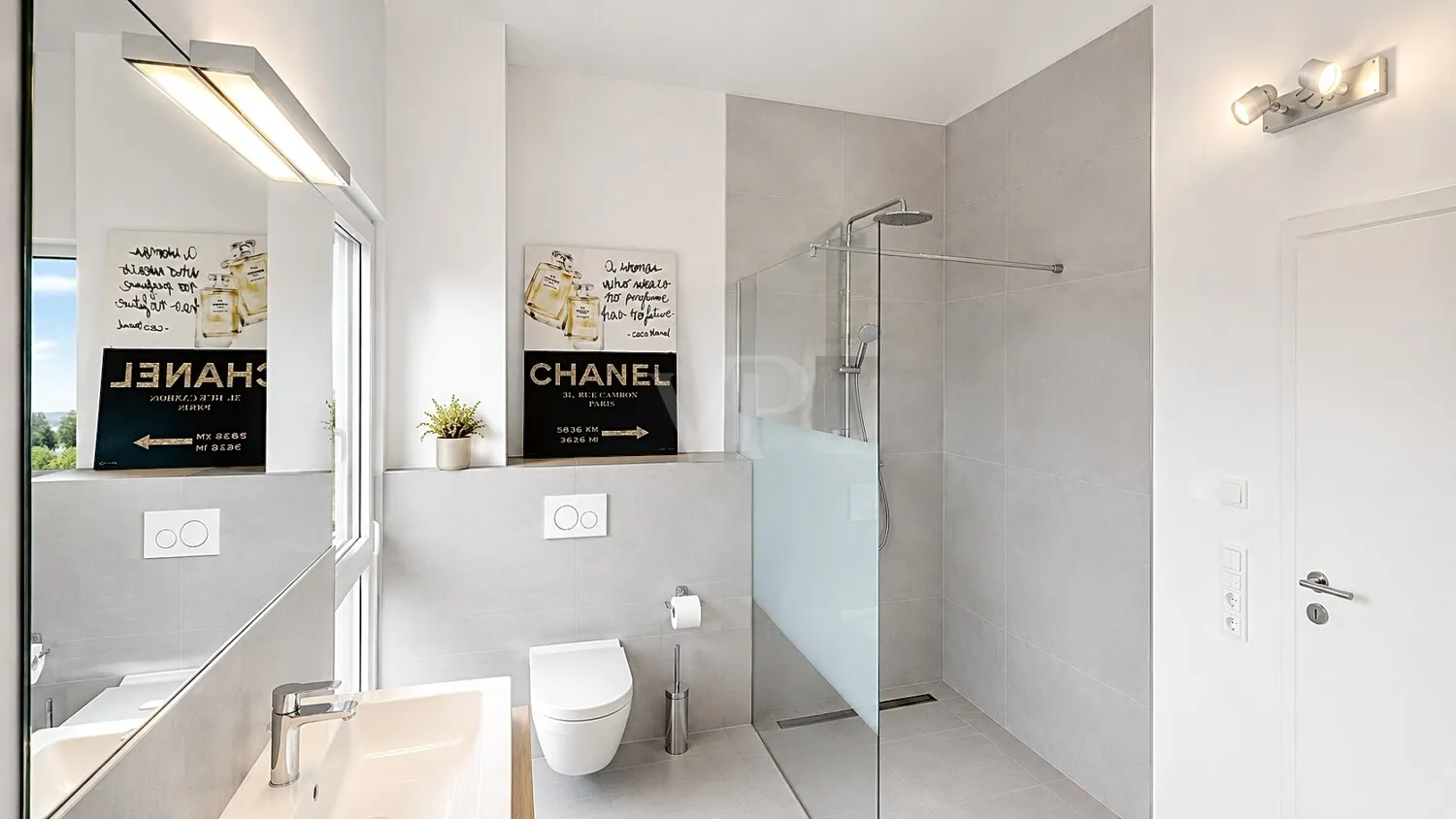 Helles Badezimmer