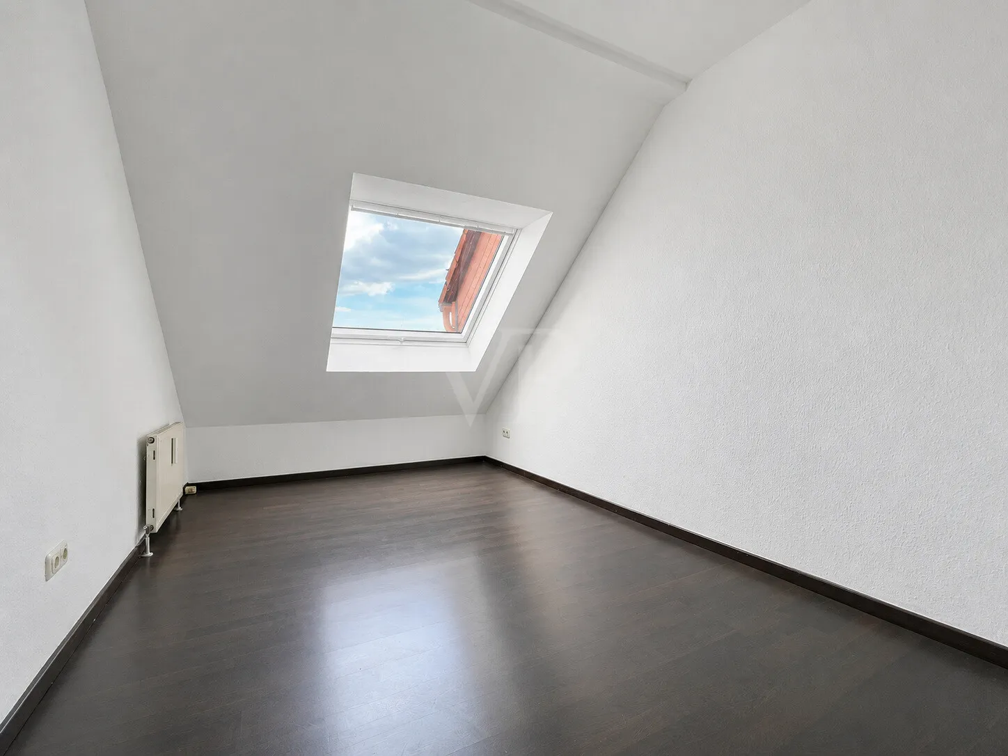 Weiteres Zimmer mit Dachfenster