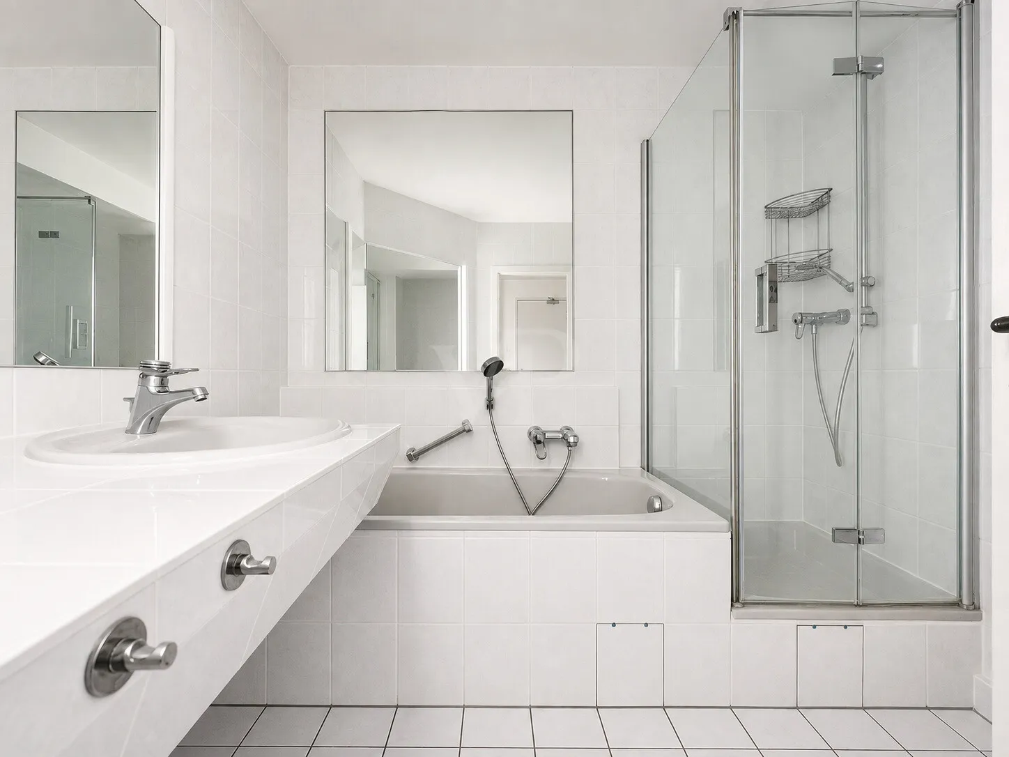 Badezimmer mit Badewanne und Dusche