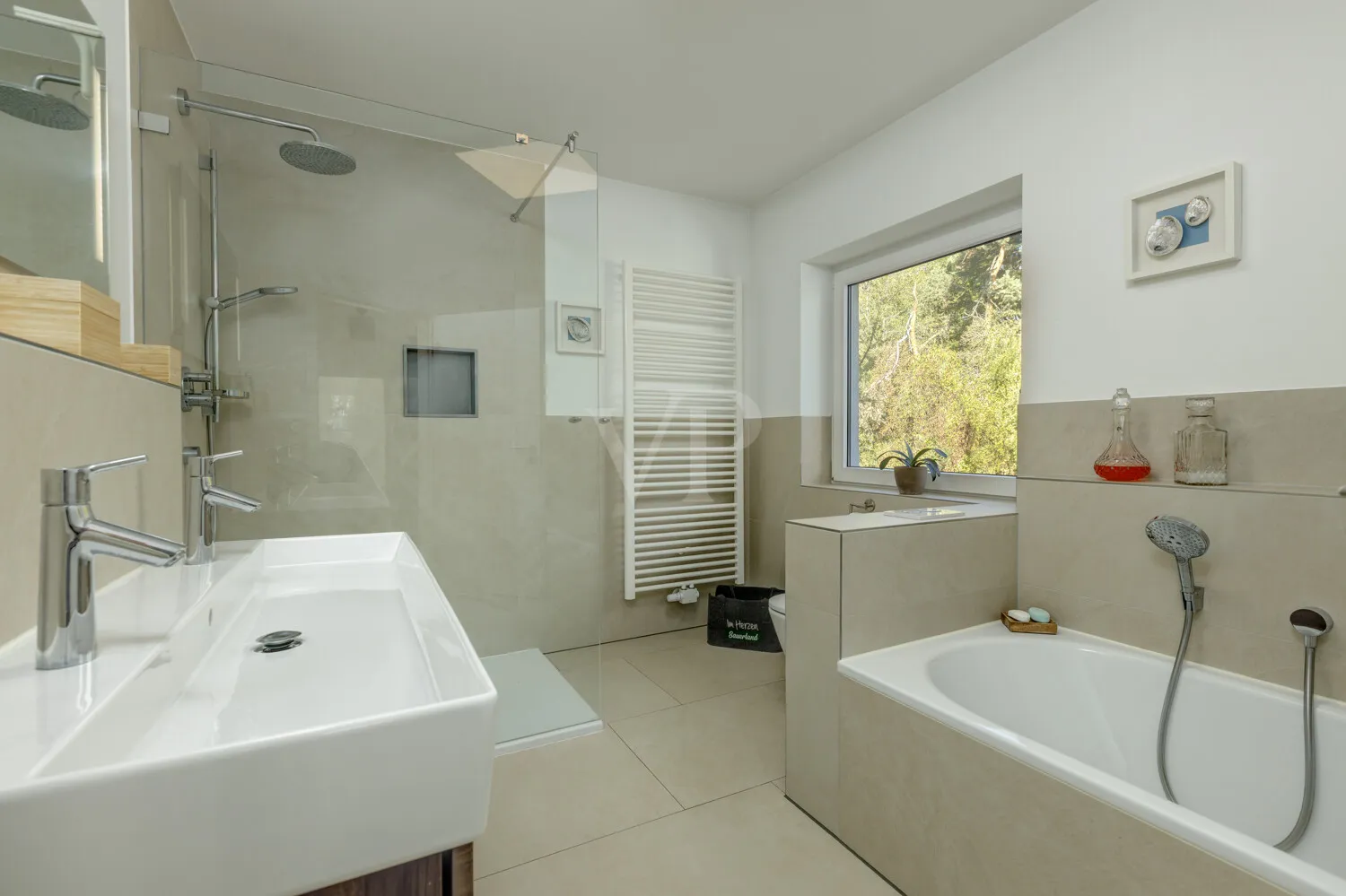 Modernes Badezimmer