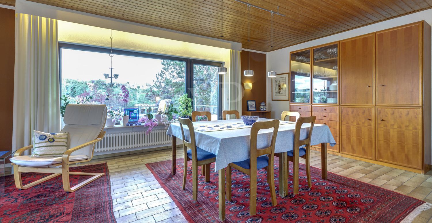 Wohn- und Esszimmer mit Balkon EG