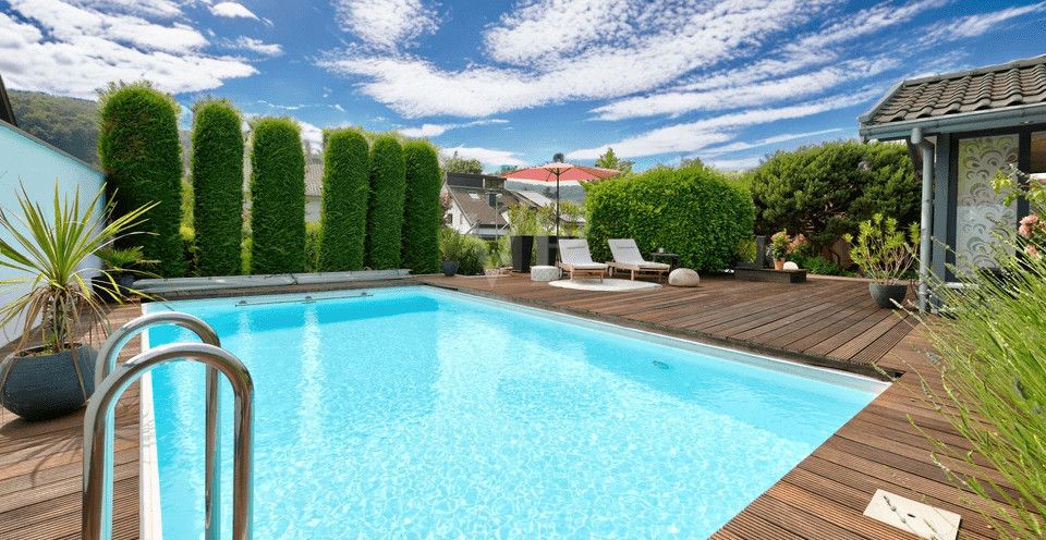 Terrassenbereich mit großzügigem Schwimmbecken