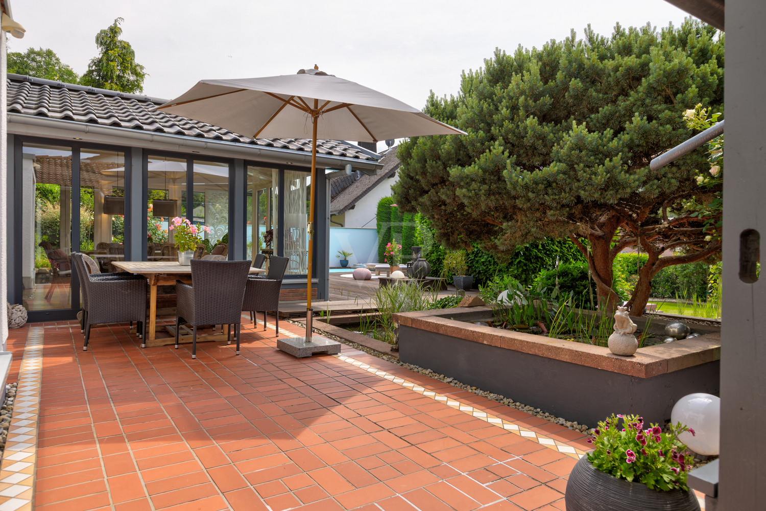 Sonnendurchflutete Terrasse