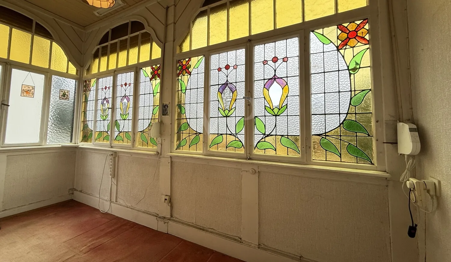 Veranda mit originalen Buntglasfenstern im Erdgeschoss