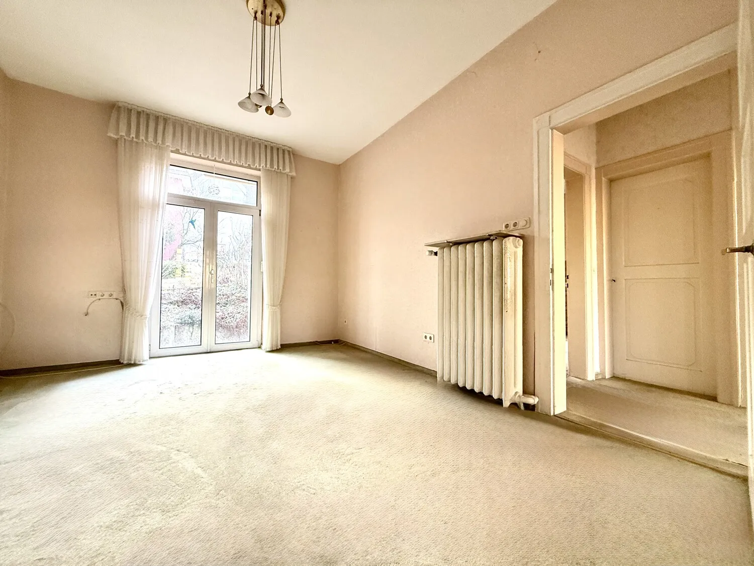 Esszimmer mit Zugang in den Garten