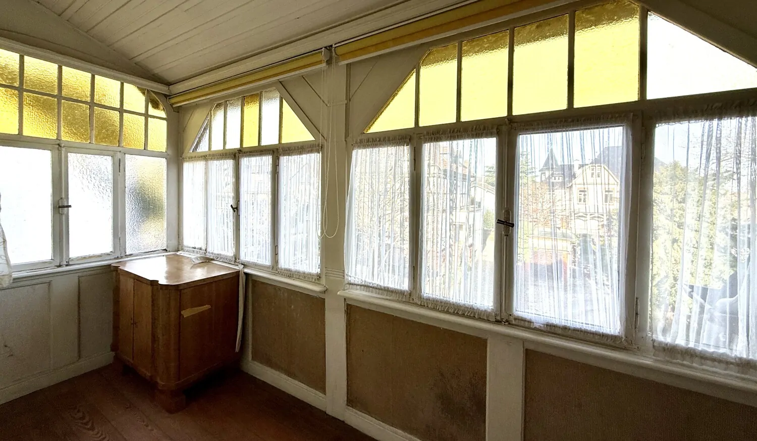 Veranda mit originalen Fenstern im Obergeschoss
