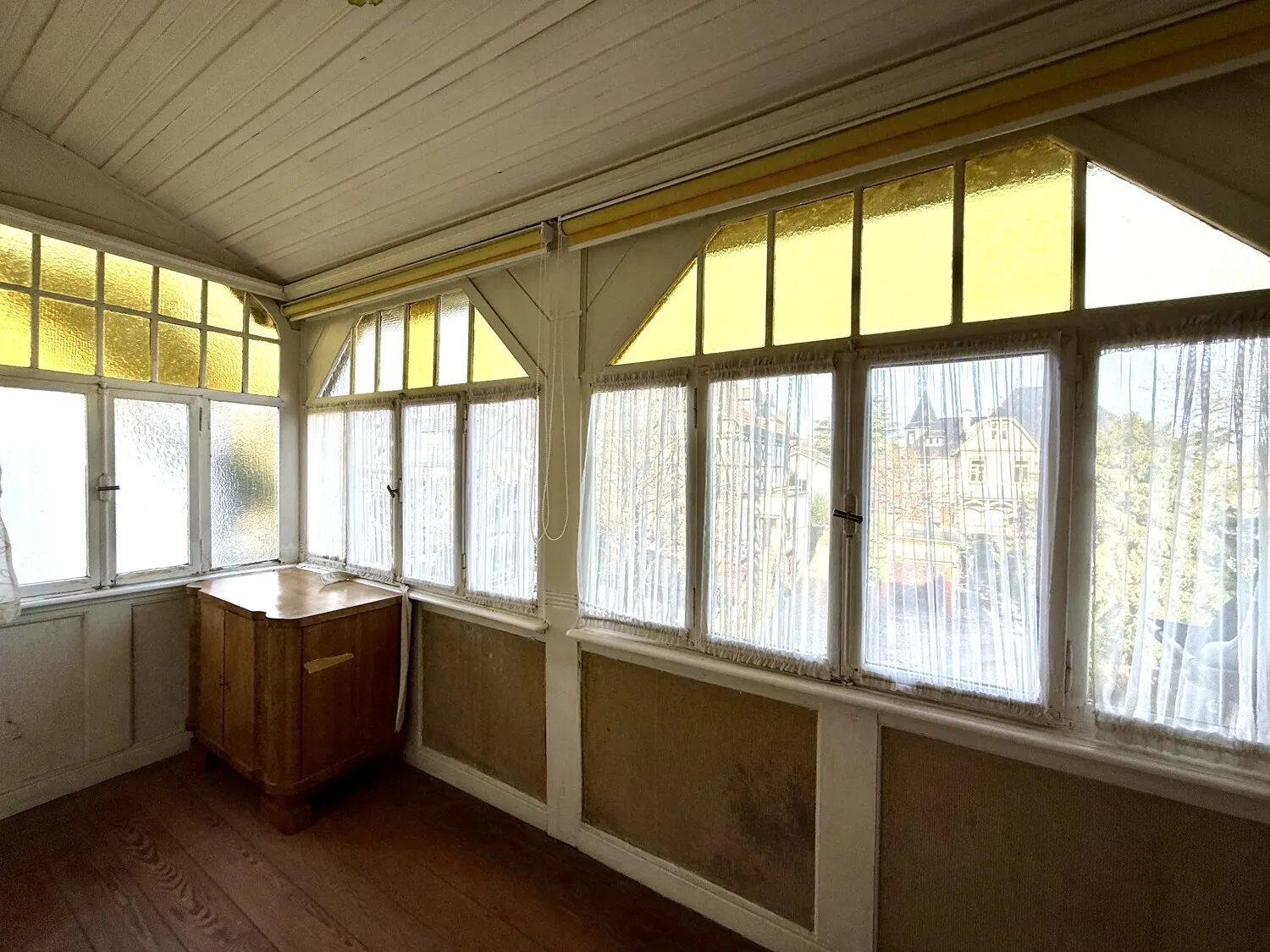 Veranda mit originalen Fenstern im Obergeschoss