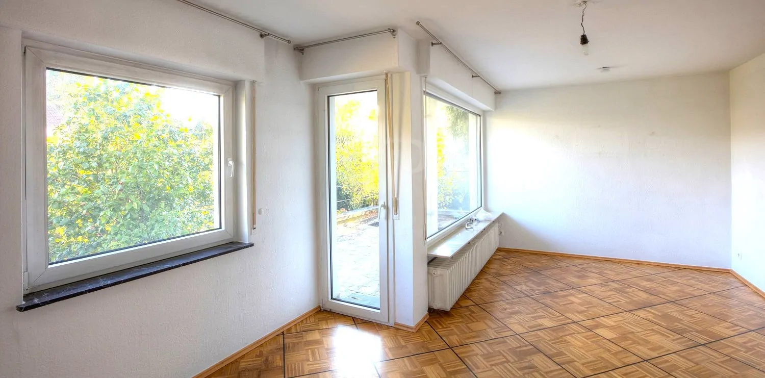 Wohnzimmer mit Zugang zur Terrasse