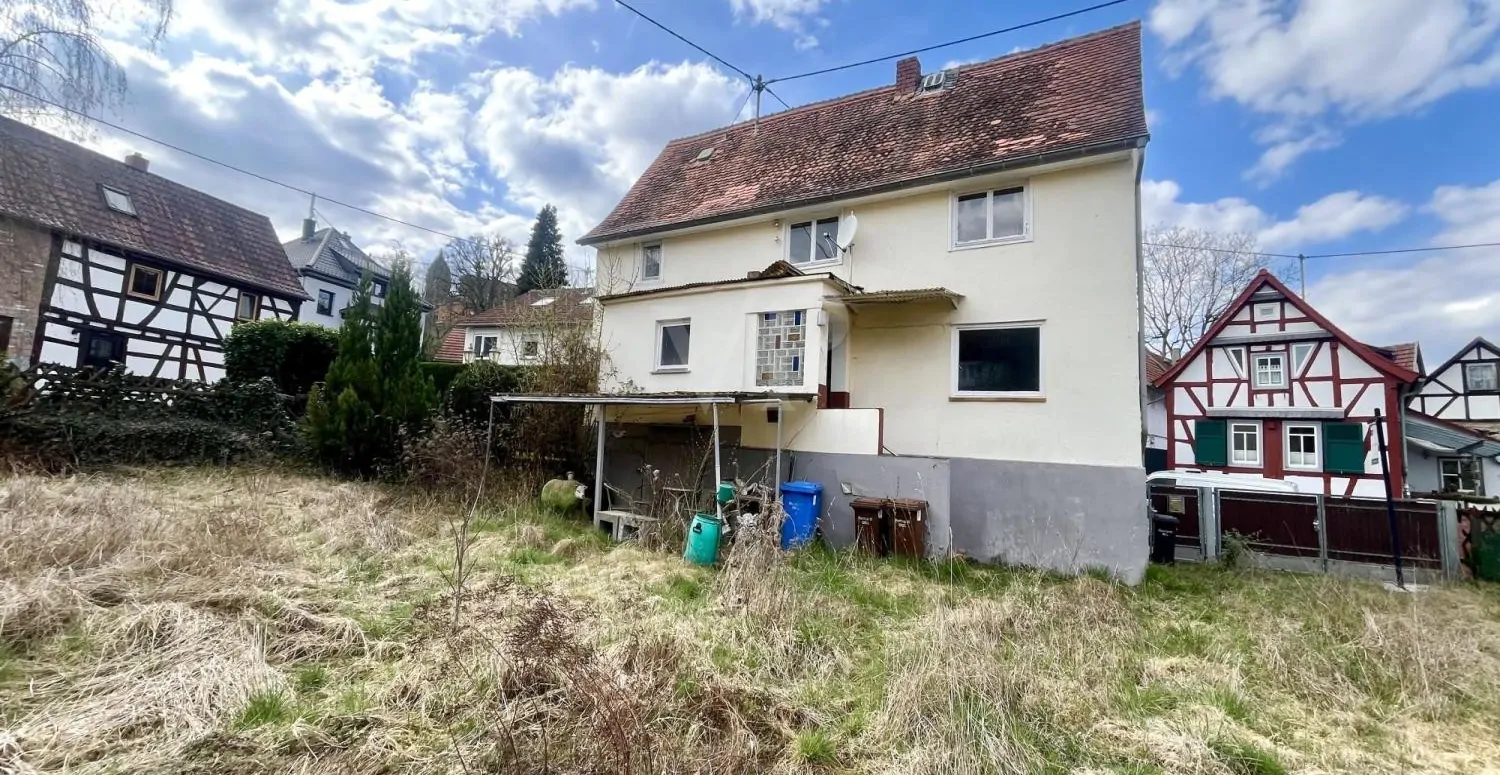 Sanierungsbedürftiges Fachwerkhaus mit großem Grundstück in Lorsbach