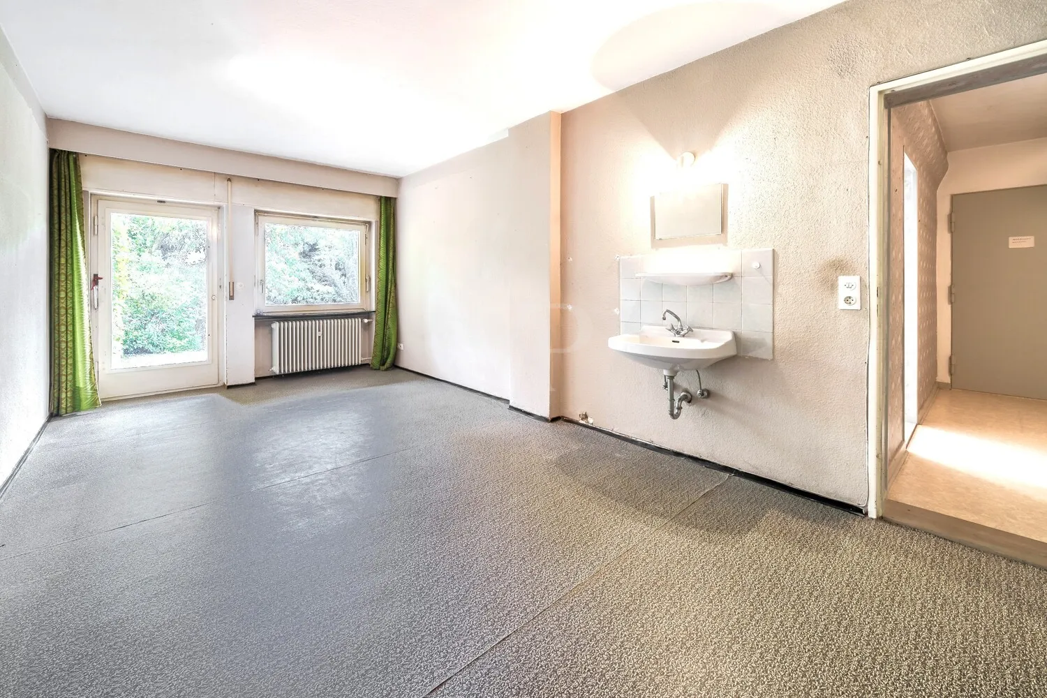 Helles Zimmer mit Gartenzugang
