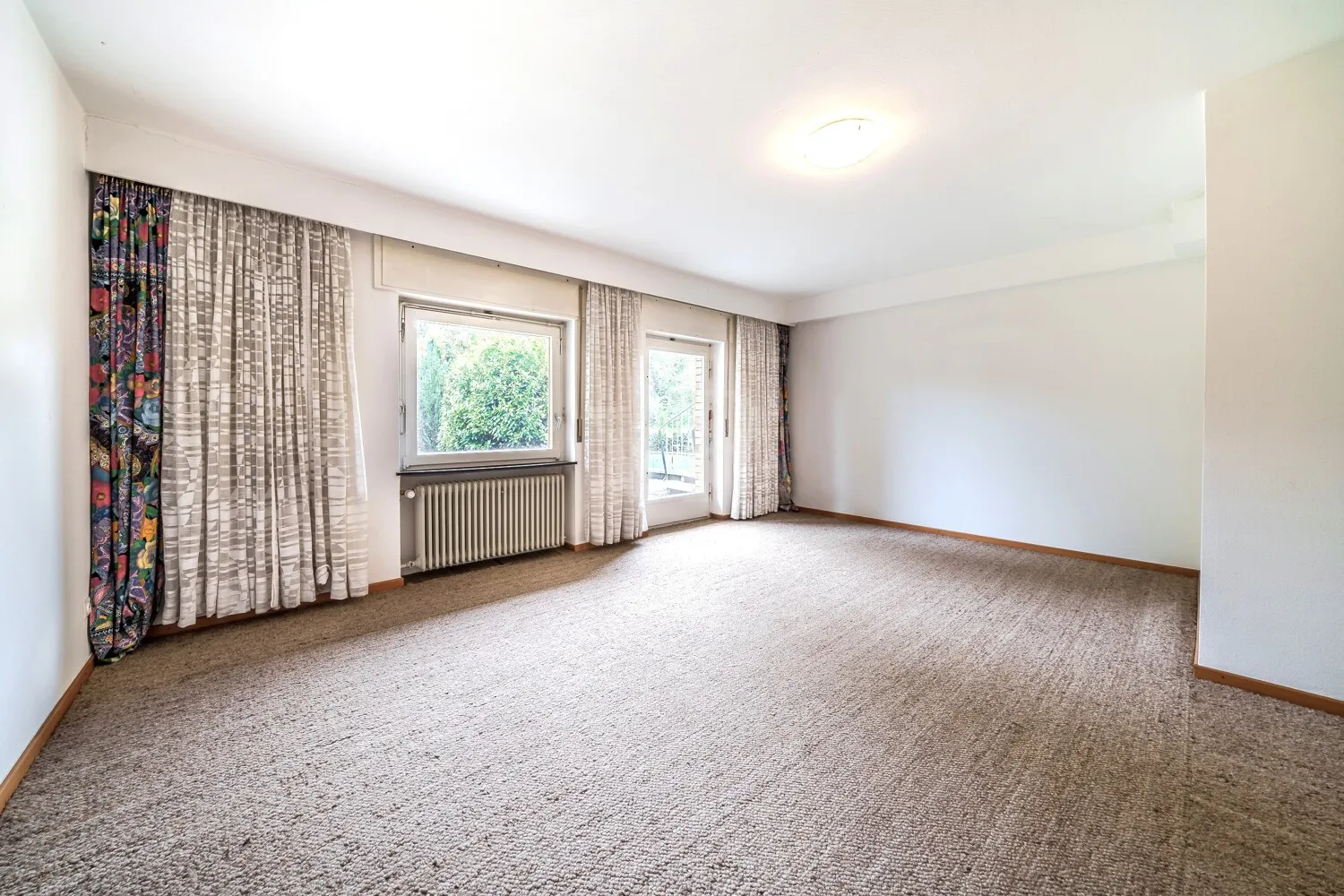 Großzügiges Zimmer mit Gartenzugang