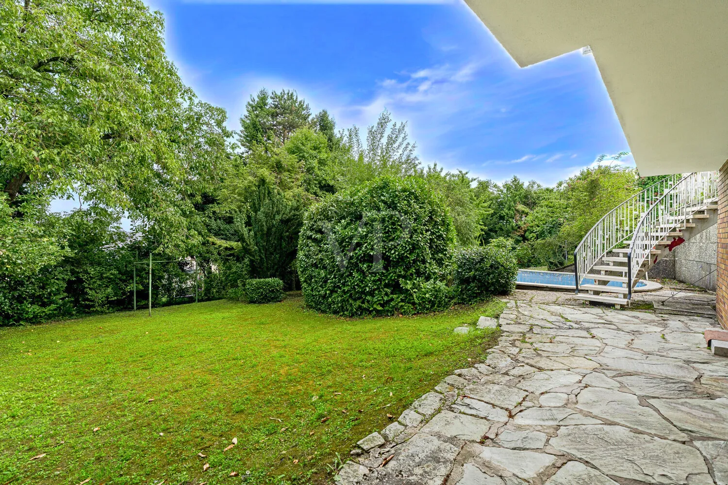 Garten mit Pool und Privatsphäre