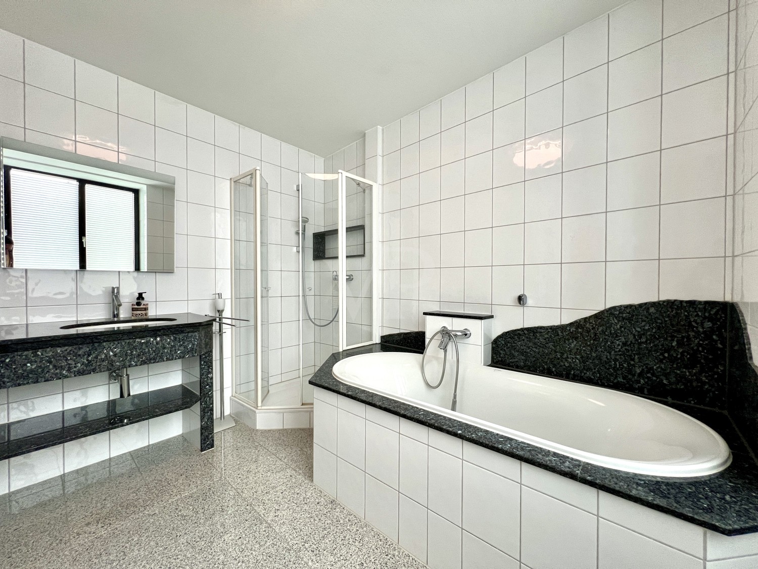 Helles und geräumiges Badezimmer