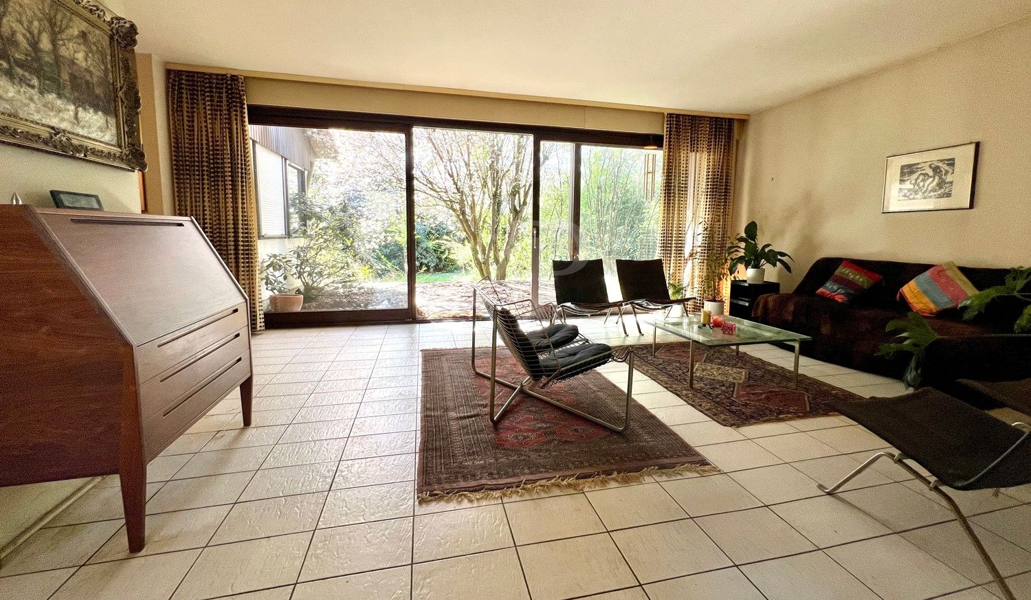 Wohnzimmer mit Blick in den Garten