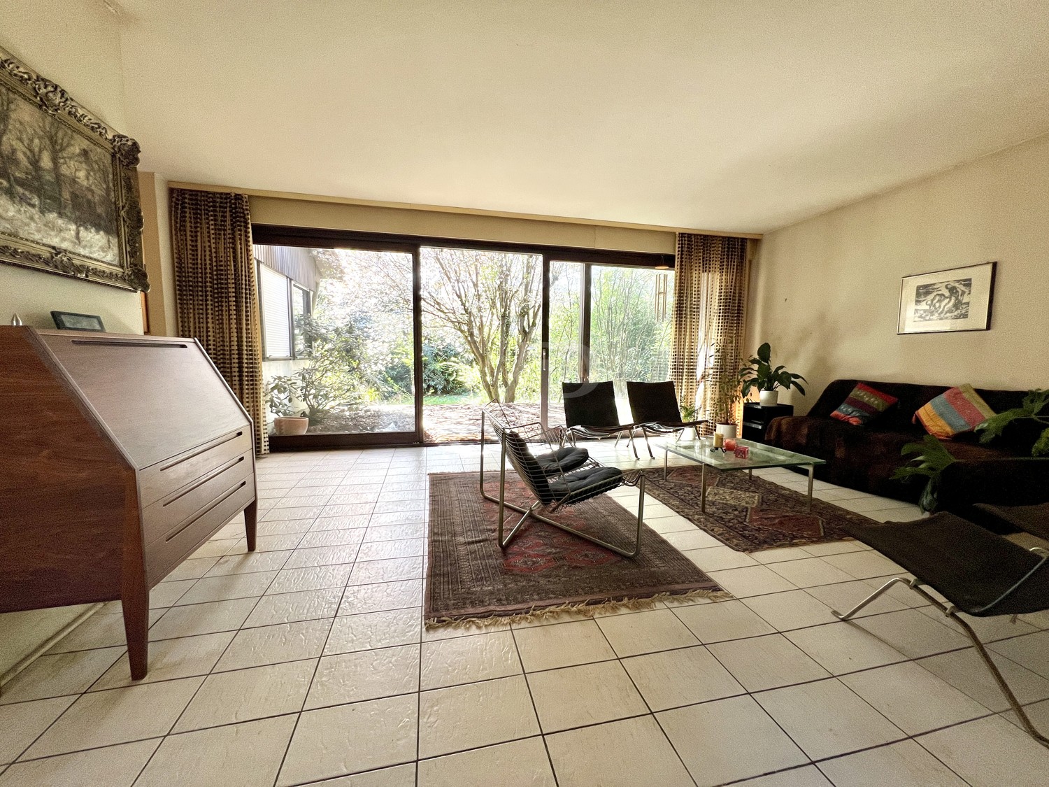 Wohnzimmer mit Blick in den Garten