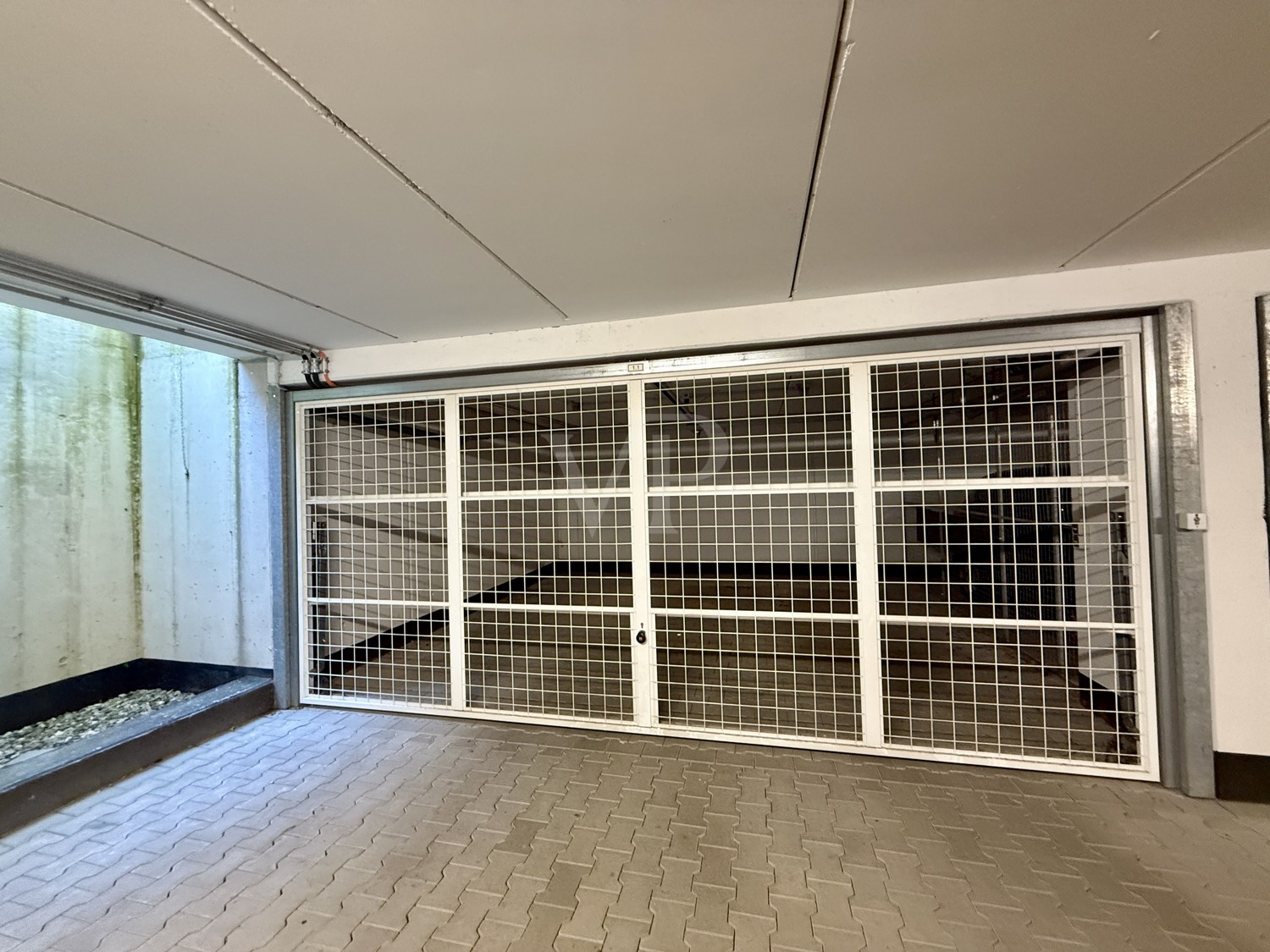 Doppelgarage mit Tor