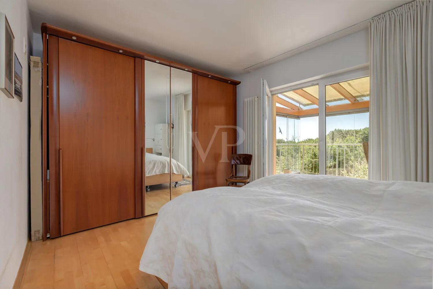Schlafzimmer mit Blick zum Sommergarten