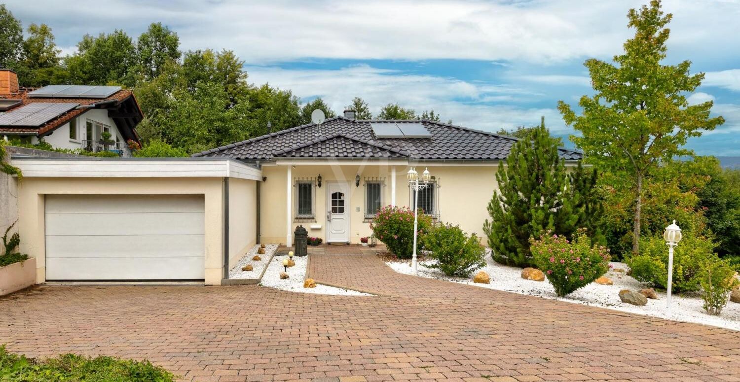 Neuwertiges freistehendes Einfamilienhaus mit großem Grundstück