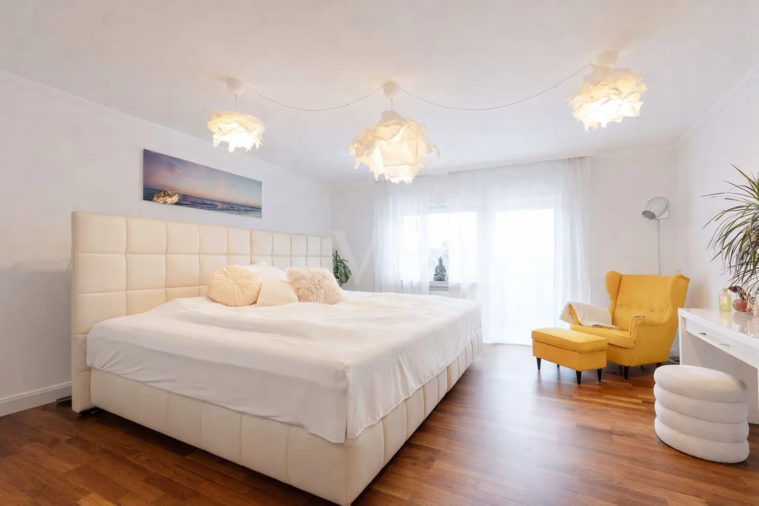 Geräumiges Schlafzimmer mit Balkon