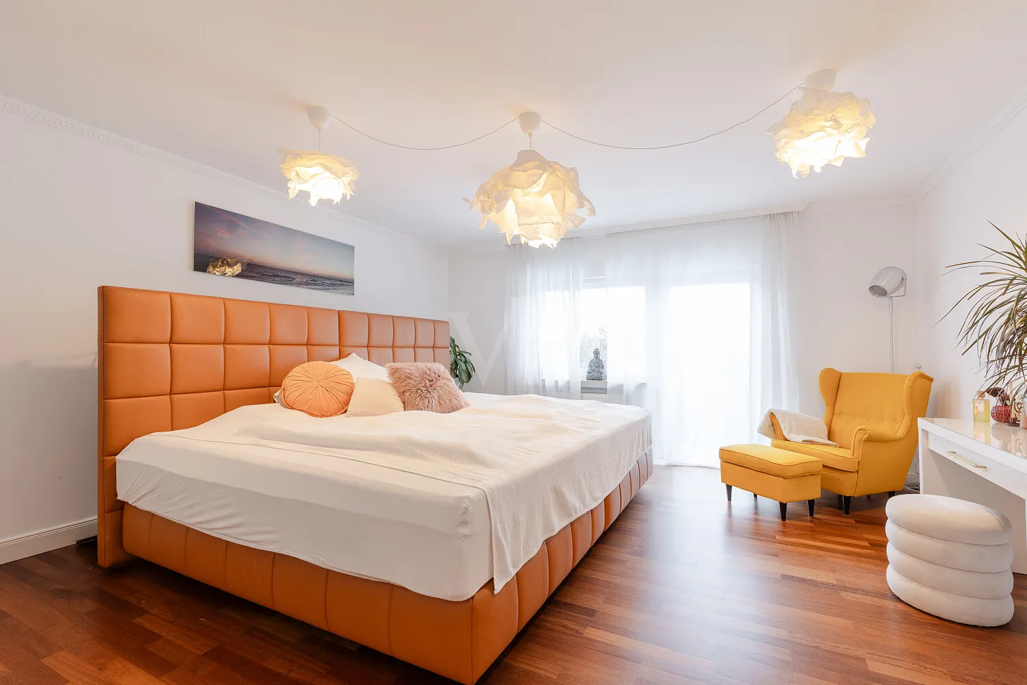 Geräumiges Schlafzimmer mit Balkon