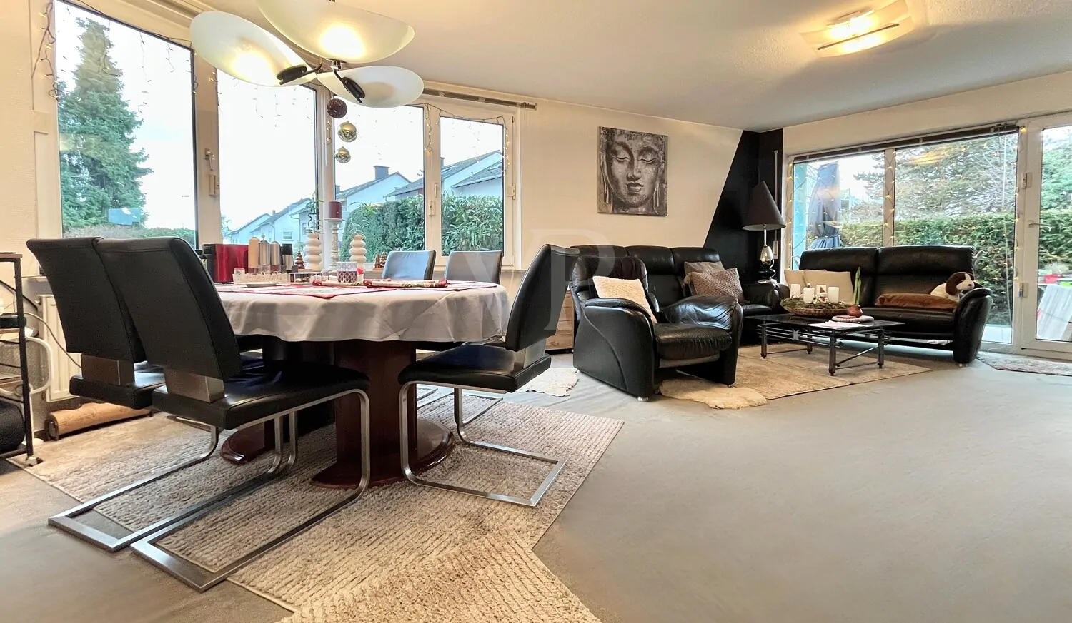 Offener Wohn- und Essbereich